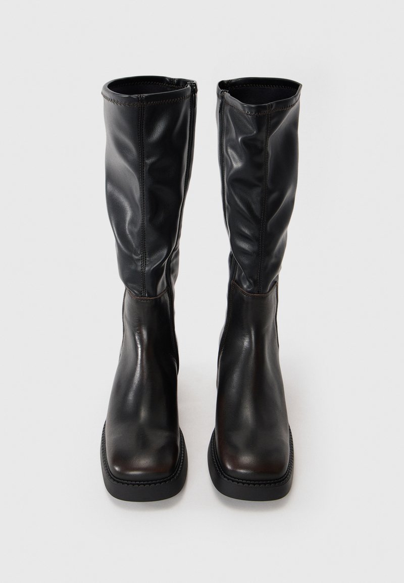 Knee-high zwarte leren laarzen met een gladde textuur, vierkante neus, ritssluiting en contrasterende stiksels op de naden.