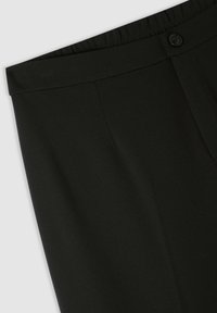 Pantaloni neri con una texture liscia e opaca, dotati di una vita ampia e una chiusura frontale con bottone. Nessun motivo o design visibile.