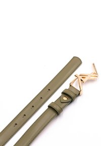 Cintura in pelle verde oliva con fibbia in metallo dorato a forma di "A". Presenta sette fori per la regolazione e una superficie liscia.