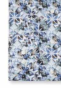 Kurzarmhemd aus Baumwolle mit blauem Blumenmuster, ausgestattet mit einer linken Brusttasche und weißen Knöpfen auf hellem Hintergrund.