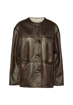 Donkerbruin leren jack met ronde hals, vier zwarte knopen aan de voorkant en twee voorzakken, gevoerd met witte fleece.