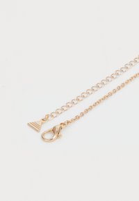 Rosaguld kædearmbånd med en struktureret trekantet charm, en krabbe-lås og et glat led-design, der fremhæver en elegant finish.