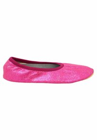 Roze glinsterende balletschoen met een ronde neus, bovenwerk van zacht stof en elastische afwerking langs de opening. Lichtgewicht constructie en platte zool.