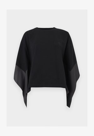 Μαύρο φαρδύ τοπ με φαρδύ, ασύμμετρο μανίκι που διαθέτει διαφανείς πανέλες υφάσματος και διακριτική λεπτομέρεια λογότυπου στο στήθος.