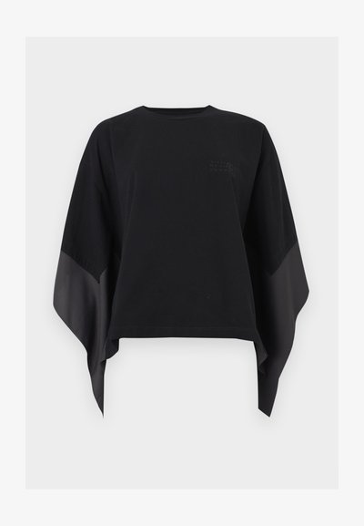 Μαύρο φαρδύ τοπ με φαρδύ, ασύμμετρο μανίκι που διαθέτει διαφανείς πανέλες υφάσματος και διακριτική λεπτομέρεια λογότυπου στο στήθος.