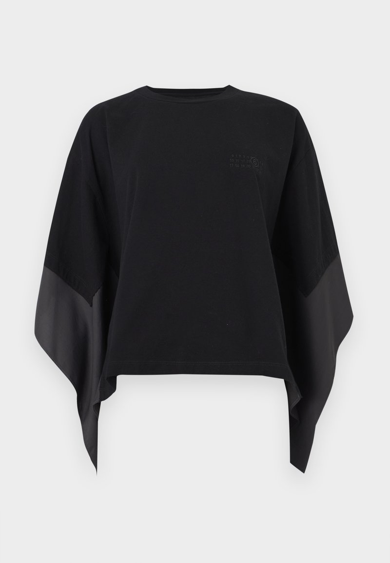 Haut noir surdimensionné avec des manches larges et asymétriques dotées de panneaux en tissu transparent et d'un détail subtil avec logo sur la poitrine.