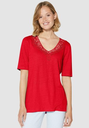 Rotes V-Ausschnitt-T-Shirt mit kurzen Ärmeln und dekorativem Spitzenbesatz am Ausschnitt. Weicher Stoff mit lockerer Passform.