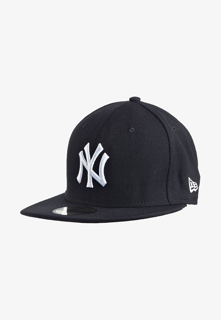 Cappello da baseball dei New York Yankees nero con logo ricamato bianco e visiera piatta, mostrato da un leggero angolo destro su sfondo bianco.