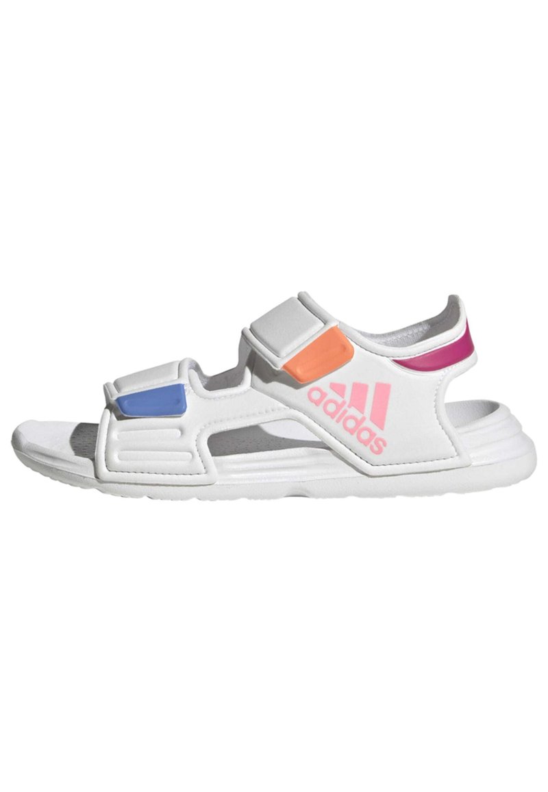 Sandal sportivo bianco con cinturini in velcro, dettagli arancioni, blu e rosa. Caratterizzato da materiale sintetico leggero e un design aperto.