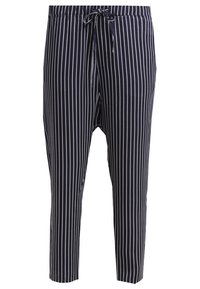 Pantalons rayés bleu marine avec une taille à cordon, en tissu léger, d'une longueur cropped et coupe slim, présentant des rayures blanches verticales.