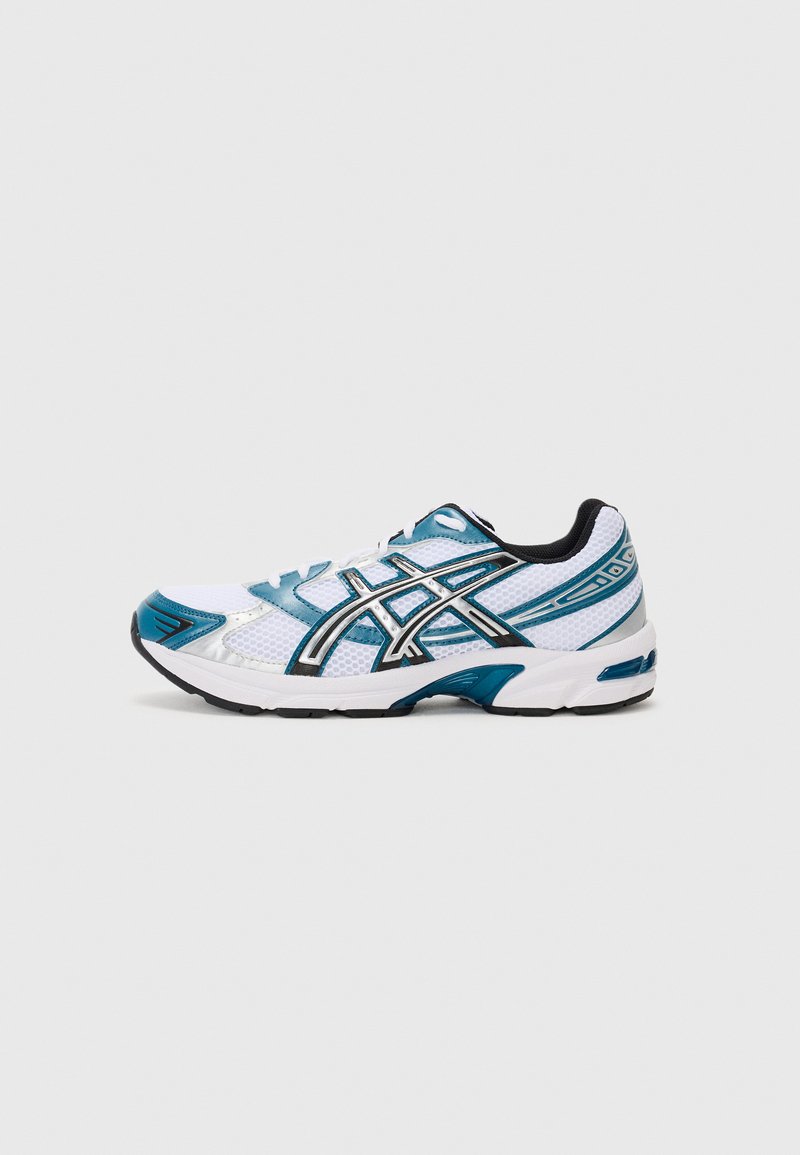 Chaussure de course avec une tige en mesh blanc, des accents turquoise et noirs, une surface texturée et une semelle rembourrée. Présente un détail de logo sur le côté.
