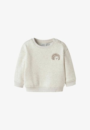 Lichtgrijze sweatshirt met een zachte textuur, voorzien van een egel borduring op de voorkant en drukknoopdetails op de schouder.