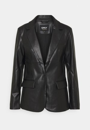 Czarna marynarka z eko-skóry z klapami z wycięciami, zapinana na jeden guzik, z klapowymi kieszeniami i długimi rękawami, prezentowana na białym tle.