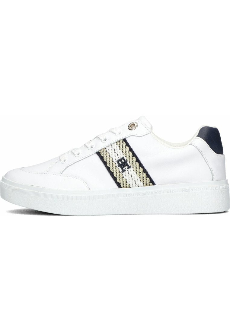 Białe sneakersy o gładkiej skórzanej powierzchni, z plecionym wzorem w odcieniach beżu i granatu. Okrąły czubek i płaska biała gumowa podeszwa.