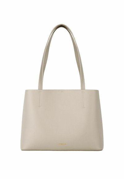 Bež pravokotna usnjena torba s dvema dolgima ročajema in majhnim zlatim logotipom, ki je nameščen blizu dna na sredini.