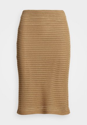 Beige gebreide kokerrok met een horizontale geribbelde textuur, rechte zoom en een aangesloten silhouet.