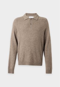 Pull en maille beige à manches longues avec poignets côtelés, col, deux boutons et un petit logo brodé sur la poitrine gauche.