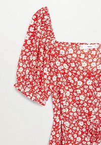 Rotes Blumenkleid mit weißen Blumen, Puffärmel, quadratischem Ausschnitt, vorderen Knöpfen und tailliertem Schnitt mit Kordelzug. Baumwollmaterial.