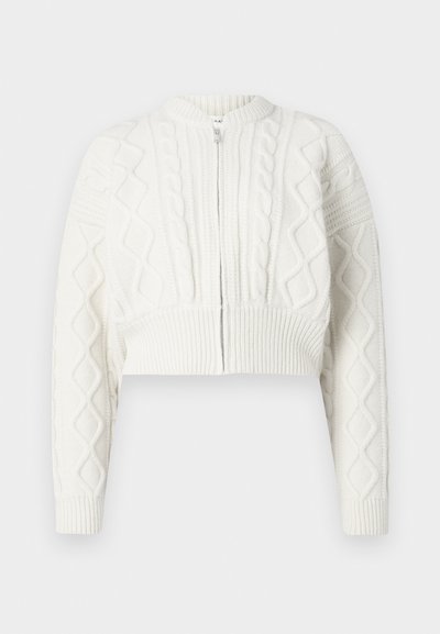 Cardigan blanc coupé avec texture en maille torsadée, col rond et fermeture éclair. Présente des poignets et un ourlet côtelés pour un maintien sûr.