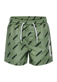 Gröna badbyxor i slät tyg med ett mönster av svarta "HUMMEL"-logotyper, elastisk midja, justerbar dragsko och sidofickor.