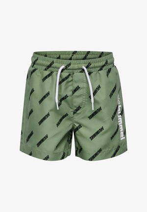 Grüne Badehose aus glattem Stoff, mit einem schwarzen "HUMMEL"-Logomuster, elastischem Bund, verstellbarem Kordelzug und Seitentaschen.
