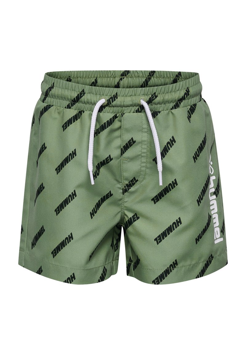 Gröna badbyxor i slät tyg med ett mönster av svarta "HUMMEL"-logotyper, elastisk midja, justerbar dragsko och sidofickor.