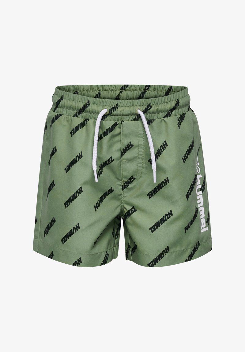 Gröna badbyxor i slät tyg med ett mönster av svarta "HUMMEL"-logotyper, elastisk midja, justerbar dragsko och sidofickor.