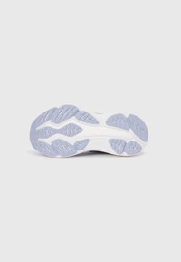 Semelle de chaussure avec une base blanche et des accents bleus, motif de relief texturé et design de rainure distinct pour la traction et la flexibilité.