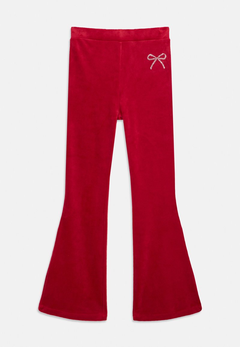 Rode flared broek van fluweel met een kleine strass strikdetail op de linkerbovenheup, weergegeven op een witte achtergrond.