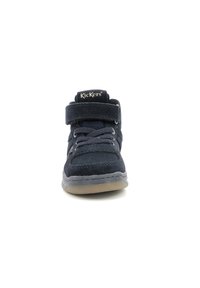 Zwarte suède hoge sneaker met een klittenbandsluiting, gaaspanelen en een rubberen zool. Beschikt over het 'Kickers' logo op de tong.