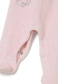 Monosie de algodón rosa con una textura suave, que cuenta con botones a presión para el cierre y un sutil diseño de personaje de dibujos animados en la parte delantera.