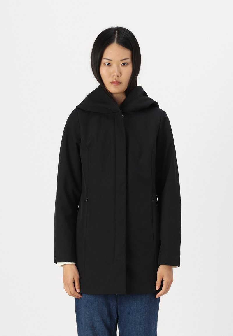 Veste à capuche noire avec une coupe droite, fermeture à boutons sur le devant et poches latérales. Tissu lisse au design minimaliste.