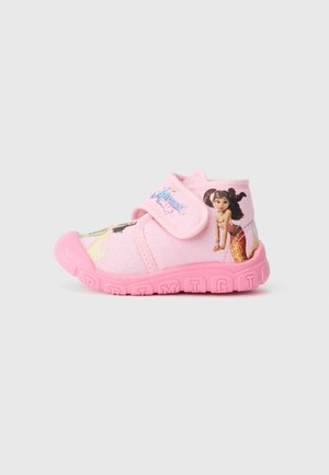 Scarpa da bambino rosa con cinturino in Velcro, caratterizzata da personaggi dei cartoni animati sui lati, suola in gomma e corpo in tessuto testurizzato.