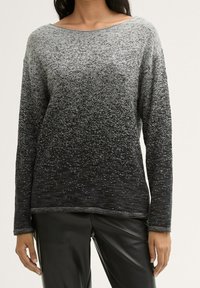 Maglione tricotato in gradiente di nero e grigio con una vestibilità ampia, maniche lunghe e motivo testurizzato. Accentuato da un ampio scollo e tessuto morbido.