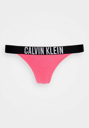 Roosa ribaga stringid musta elastse vööga, millel on valged "CALVIN KLEIN" kiri. Tagumine lõige on minimaalne, pakkudes sujuvat disaini.