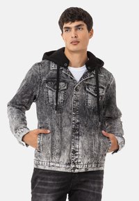Denimjack met een vervaagde zwarte en grijze gradient, voorzakken en een afneembare zwarte capuchon. Voorzien van knoopsluitingen en contrasterende naden.
