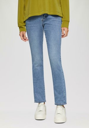 Jeans en denim bleu clair avec une coupe droite, présentant un léger délavage, et complétés par un design classique à 5 poches et un léger effet de lavage.