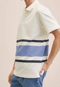 Polo à manches courtes couleur crème avec des rayures horizontales bleu marine et bleu clair, doté d'une patte à deux boutons et d'un tissu doux et texturé.