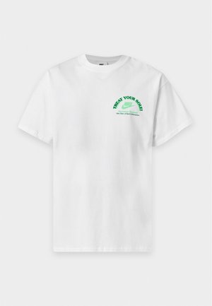 T-shirt blanc Nike avec texte vert et logo sur la poitrine gauche indiquant "Treat Your Sole" et "Nike Dept. of Sport & Recreation."