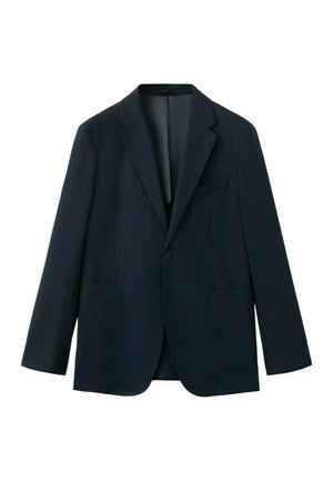 Marineblaues Herrenblazer mit zwei vorderen Knöpfen, Stegkragen, zwei unteren aufgesetzten Taschen und einer Brustleistentasche, dargestellt auf weißem Hintergrund.