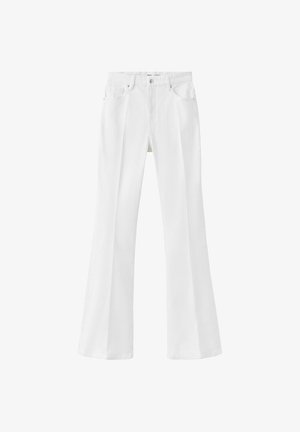 Bijele traperice visokog struka s proširenim nogavicama, prednjim gumbom, petljama za remen i dizajnom s pet džepova na jednobojnoj pozadini.