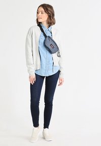 Eastpak SPRINGER - Marsupio - double denim