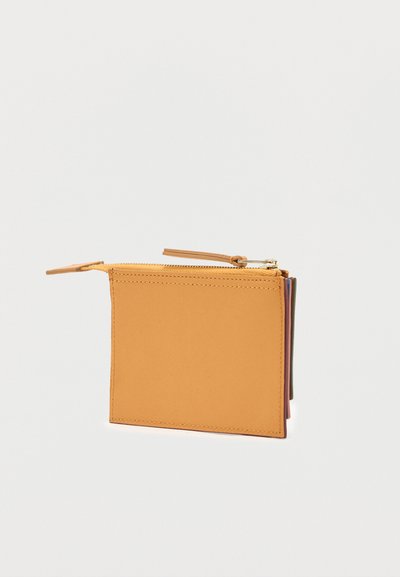 Συμπαγής πορτοφόλι από δέρμα σε ταμπά απόχρωση με ορατό φερμουάρ και πολύχρωμες θήκες καρτών στο πλάι, σε λευκό φόντο.