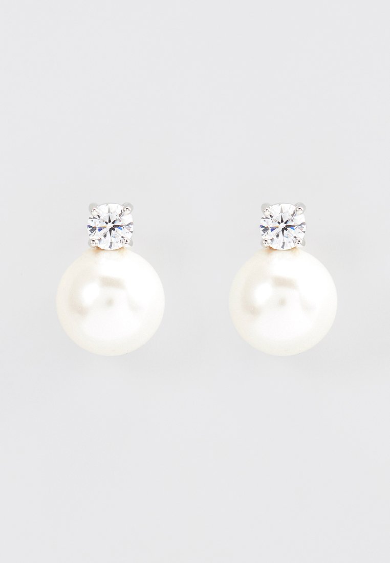 Orecchini in perla bianca con perle rotonde dal finish lucido, accentuati da piccoli rhinestone trasparenti montati in metallo argentato.