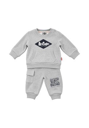 Ensemble bébé gris clair à manches longues, poche avant et logo Lee Cooper sur la poitrine et sur la jambe gauche avec poche cargo.