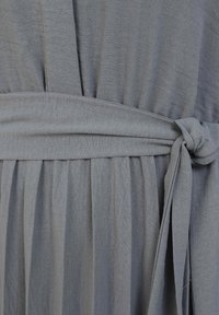 Graues Stoffkleid mit geraffter Textur, Taillengurt und überlappenden Falten. Weiches, leichtes Material mit glatter Oberfläche.