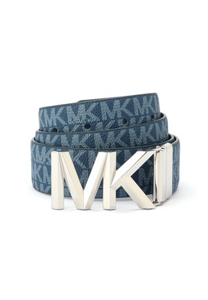 Ceinture design bleue roulée avec motif "MK" répété et grande boucle "MK" en argent, marquée Michael Kors sur un matériau texturé.