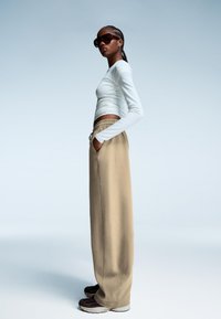 Bershka PLUSH BARREL - Trainingsbroek - sand