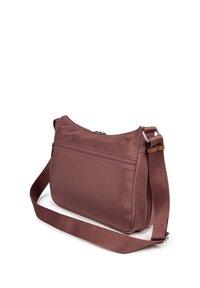 Sakiewka w mauve'owej tkaninie o gładkiej fakturze, z zamkiem błyskawicznym na górze, przednią kieszenią i regulowanym paskiem. Kompaktowy design ułatwiający noszenie.