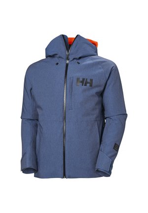 Chaqueta resistente al clima de color azul con cierre frontal con cremallera, gran capucha y logo negro. El interior tiene un forro naranja. Incluye puños con orificio para el pulgar.
